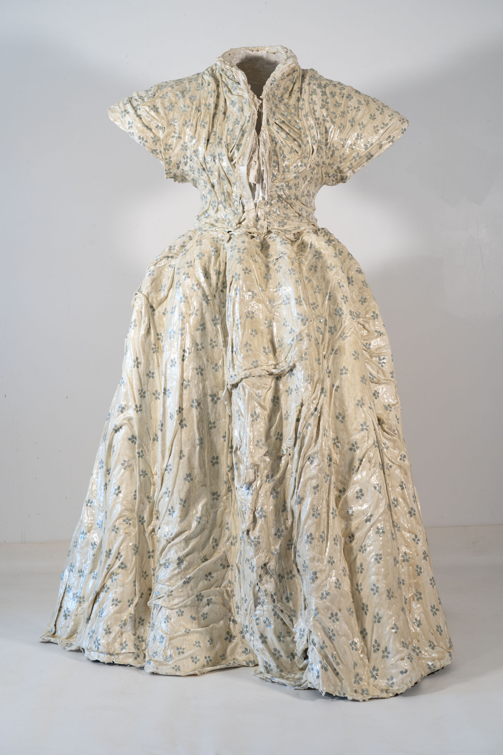 Wear it one day, plaster, mesh, painting on wooden mannequin, 140.5 x 78 x 103.5 cm, front view, 2020
